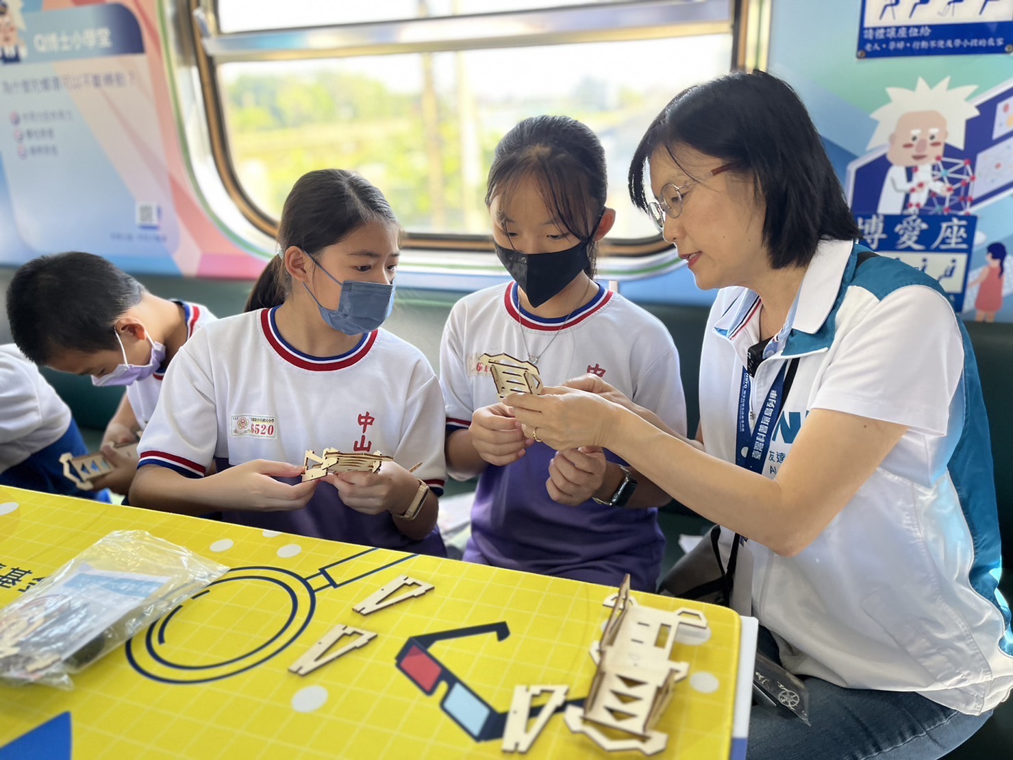 友達永續基金會執行長古秀華及同仁親自擔任科普列車志工，帶領師生們動手做科學，傳遞能源科普知識，讓科學教育向下紮根