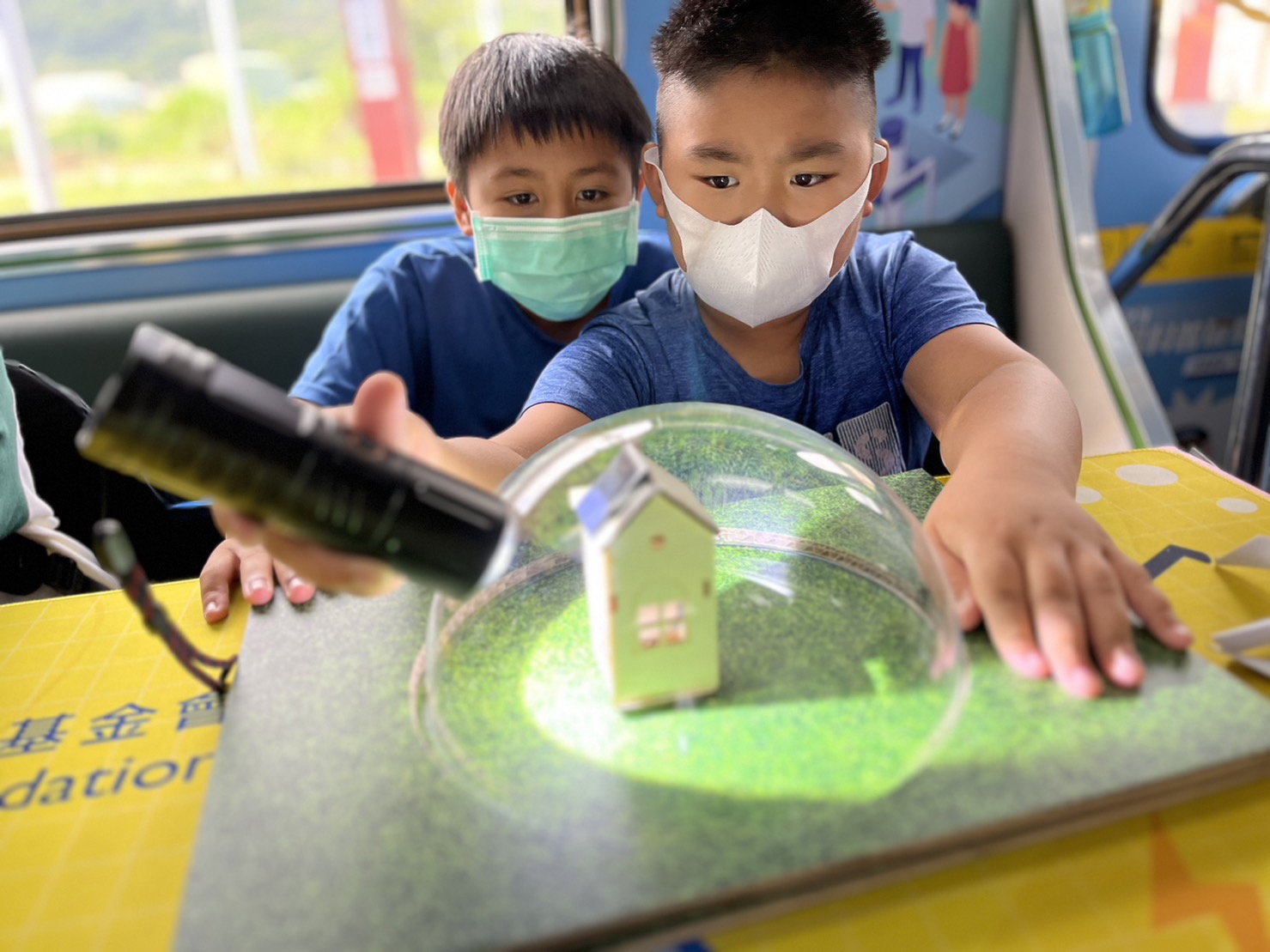 友達參與基礎科學主題車廂，以STEAM教學精神，設計「逐日科學家」、「太陽能工程師」以及「淨零建築師」三大能源科普課程和實驗