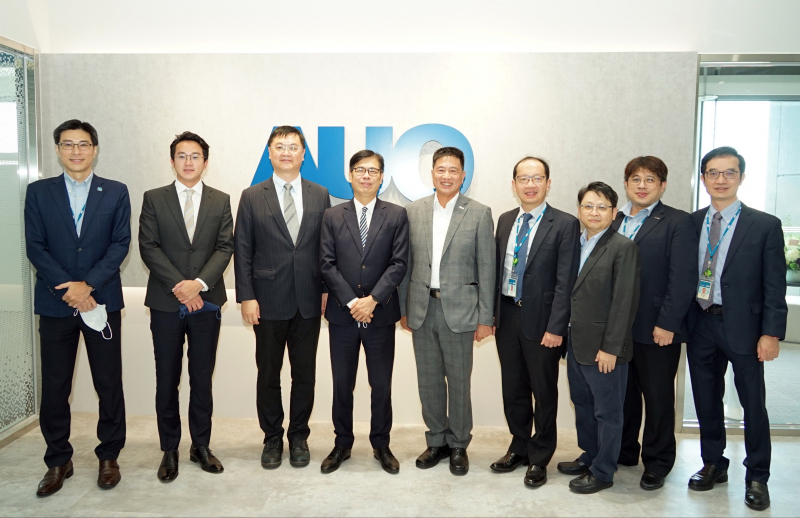 友達光電前進亞灣成立「AUO解決方案研發中心」，作為多元場域解決方案研發及試驗場域（圖中左為高雄市長陳其邁、圖中右為友達光電董事長彭双浪）