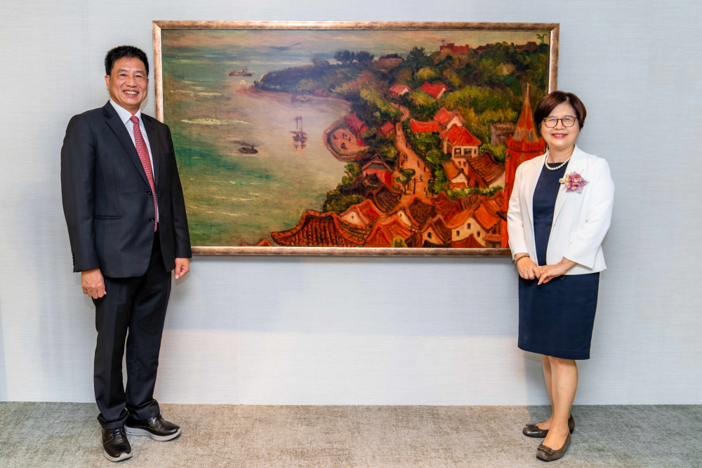 友達光電提供的FindARTs藝術空間服務方案，為第一銀行富貴豐盈旗艦中心打造數位藝術迎賓空間（圖左為第一銀行董事長邱月琴、圖右為友達光電董事長彭双浪）