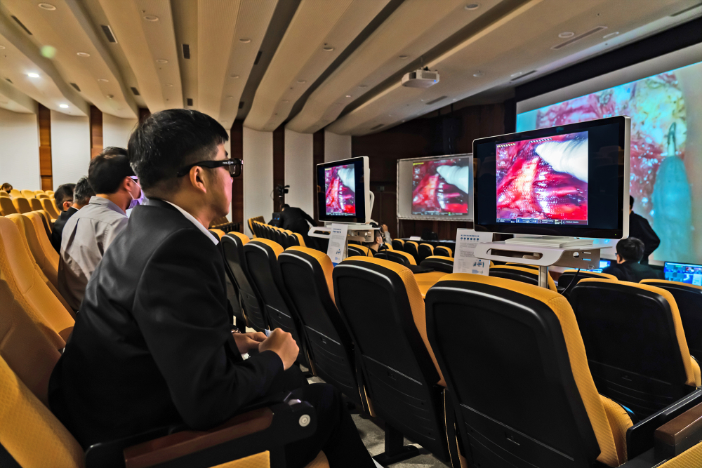達擎之「達文西外接3D影像解決方案」，將達文西手術機器手臂的3D影像即時連線轉播，在會議室觀摩的醫師們只要戴上偏光眼鏡，就能與執刀醫師看到同步的3D立體影像，如臨操作台現場，縮短達文西手術的學習曲線