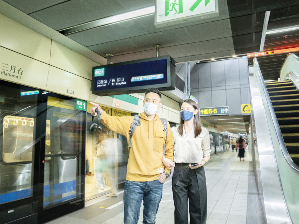 友達旗下達擎之客製化TARTAN顯示器，於台北捷運中山站亮相。以獨特長條型比例與高畫質特色，為台北捷運站帶來嶄新的都會車站風貌