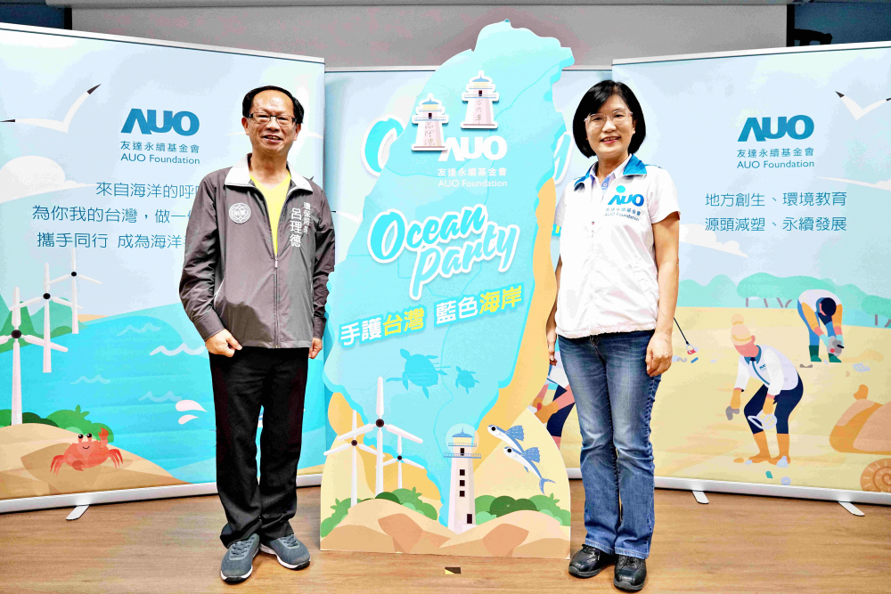 友達光電永續長古秀華（右）與桃園市環保局局長呂理德（左）進行海岸線認養儀式，簽署於象徵藍色宣言的海岸永續燈塔上，承諾以實際行動與環境教育方式，投入桃園海岸線守護行列