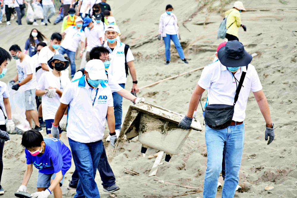 友達永續基金會2022 Ocean Party活動，與桃園市政府環保局、海湧工作室、觀音樹林里社區多方合作，一同手護台灣藍色海岸