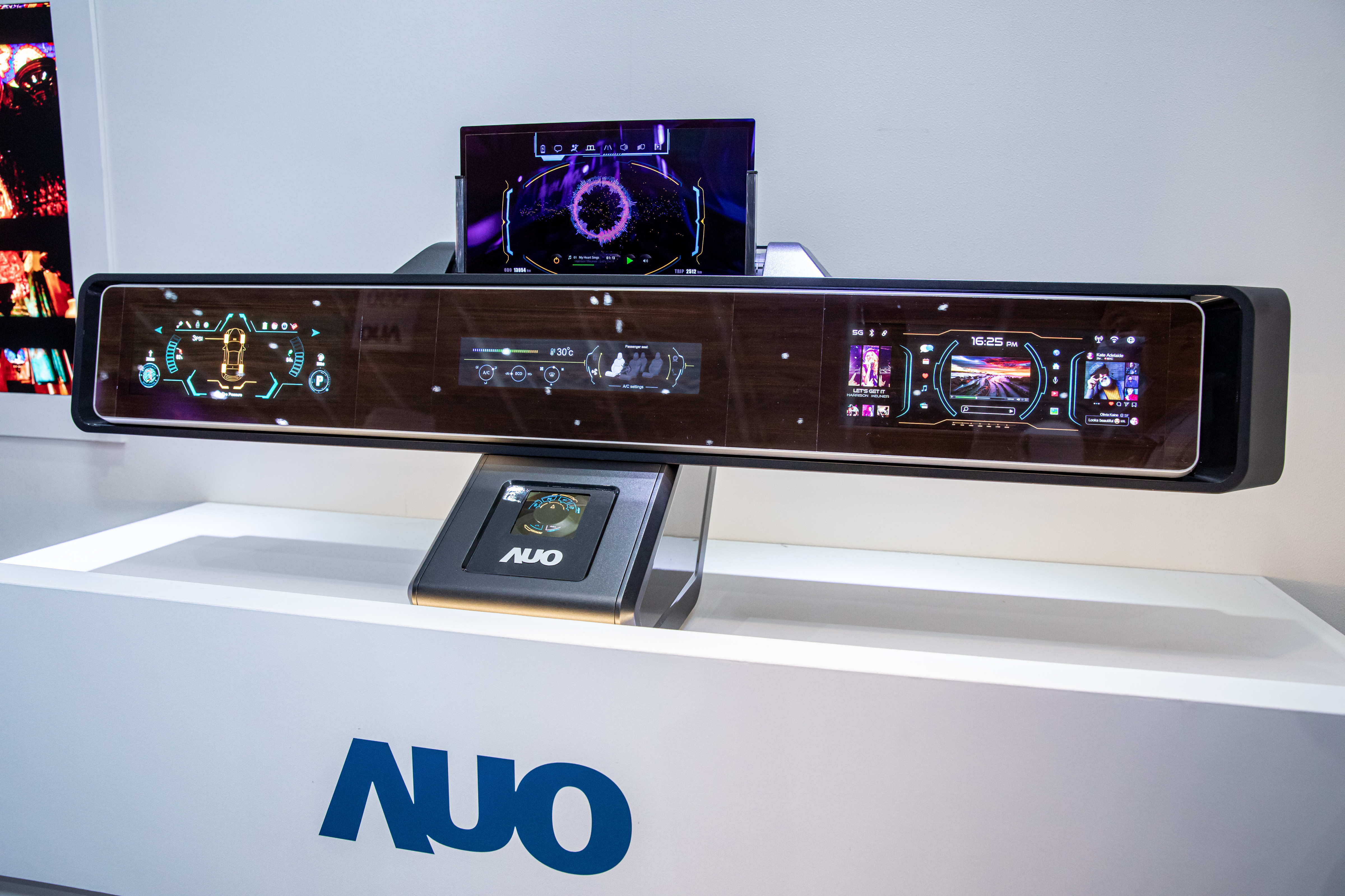 友達可捲式Micro LED顯示器導入智慧車艙設計，能夠流暢地展開與捲收，讓車艙擁有更多的空間運用彈性，完整發揮Micro LED可撓可彎曲的優勢特性