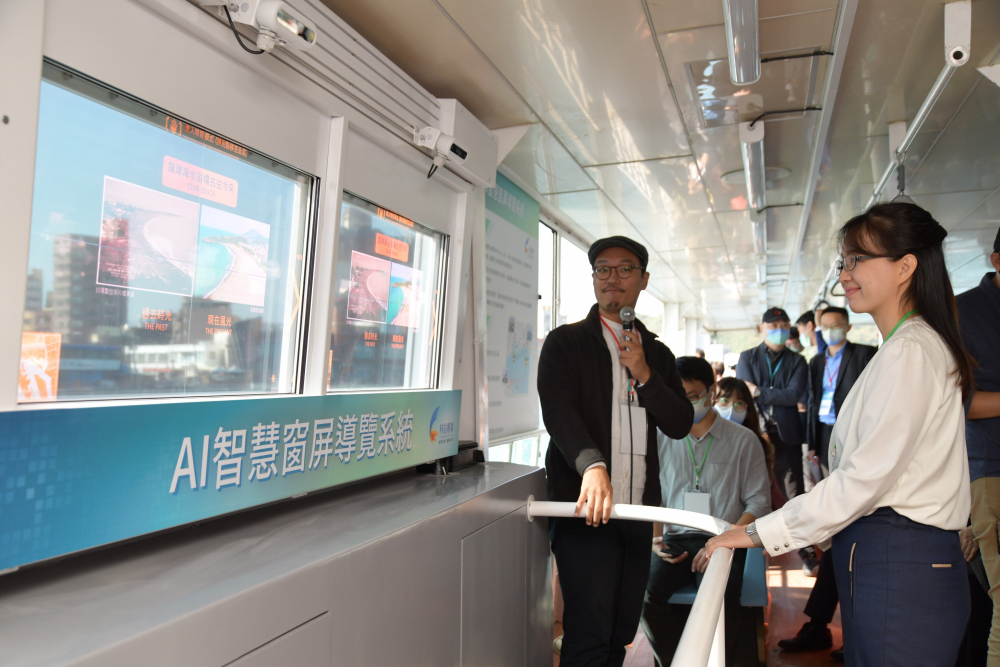 友達整合透明Micro LED智慧窗，透過景物GPS座標定位追蹤乘客視線，可即時在智慧窗提供正確的導覽資訊