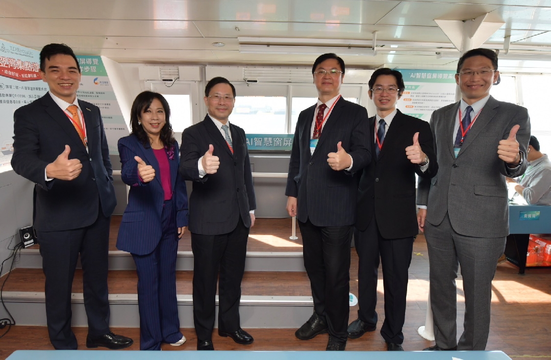 由經濟部技術處指導推動，透過友達光電、工業技術研究院與船舶中心三方合作，於高雄亞灣智慧渡輪率先導入最新Micro LED透明顯示器屏今(22)日啟用(左起友達光電營運長暨總經理柯富仁、高輪公司董事長黃淑美、經濟部次長林全能、高雄市副市長羅達生、經濟部技術處科長張能凱、工研院電光系統所副所長李正中)