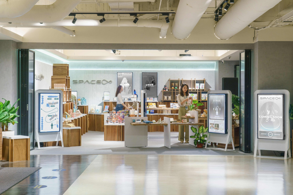 YY易游m6米乐打造永续选物商店，展示社企及社创商品，结合创利空间所开发的智能零售系统，整合多元产品信息，让无人商店扮演公益行动的推手