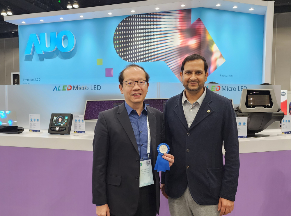 友達光電於2023 SID顯示週，由SID國際資訊顯示學會評選頒發「最佳中型展位獎」。左為友達光電技術長廖唯倫。