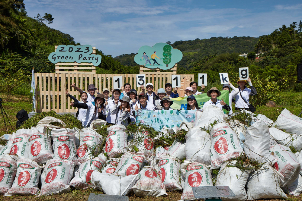 友達集結超過200位志工，攜手移除高達1311公斤的外來入侵種「小花蔓澤蘭」