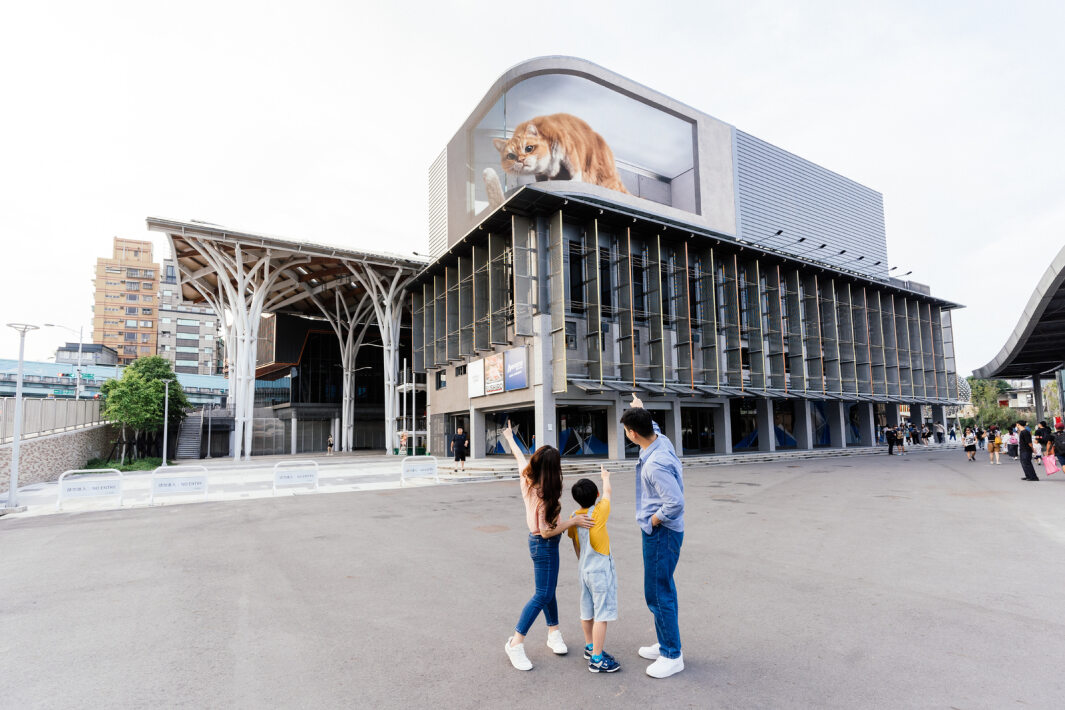 友達打造全台最大戶外裸視3D LED弧形螢幕，將超立體的軟萌胖橘貓動畫活躍於頂樓外牆