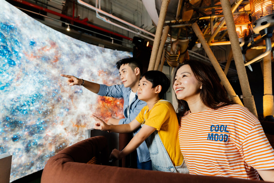 友達打造全台最大寬6公尺、高4公尺、唯一搭載LED弧形拼接顯示屏的動感飛行船，讓乘客駐足在熱氣球上，享受身歷其境的偽出國旅遊樂趣