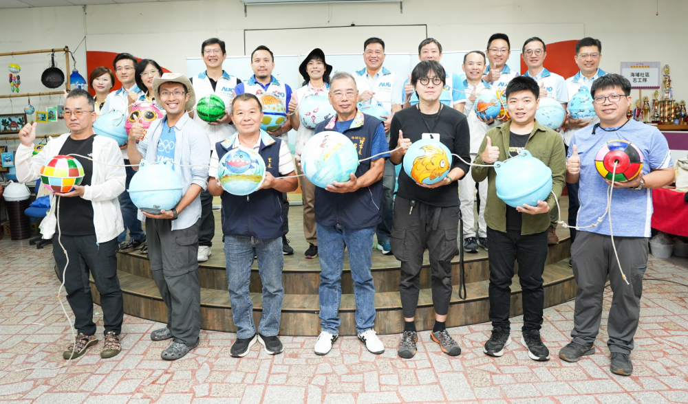 友達光電暨友達永續基金會董事長彭双浪與農業部林業及自然保育署新竹分署夏分署長、供應商夥伴、在地鄰里協會、社企團體，以循環再生的海廢浮球倡議從源頭減廢，為地球移除塑膠垃圾，共同「手」護台灣美麗海岸