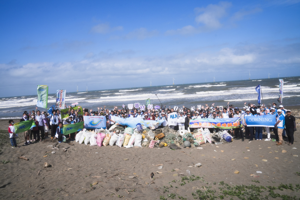 友達永續基金會召集企業志工、產官學和供應商夥伴，在苗栗後龍外埔魚港1340保安林海岸淨攤，齊心協力清除1.2公噸海洋廢棄物，以行動實踐對環境友善的承諾