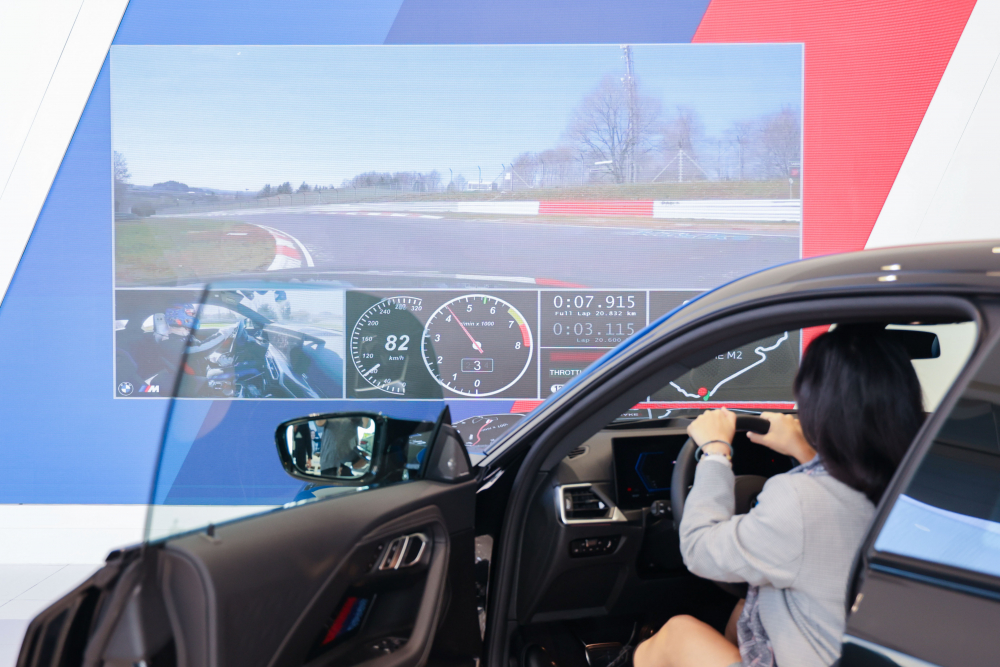 顧客按下虛擬Engine Start按鈕，啟動預選車款的引擎聲浪，螢幕同時呈現德國紐柏林賽道的試駕畫面，坐進車內一秒化身駕駛員馳騁奔騰