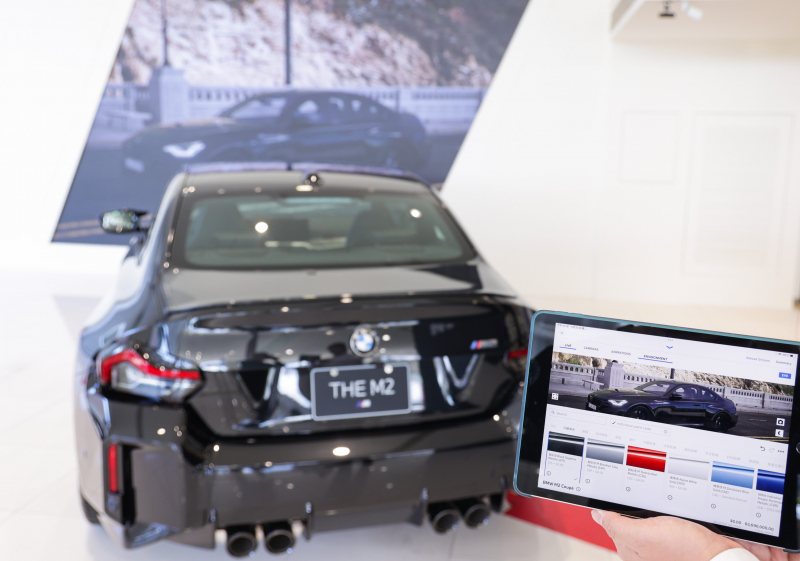 賞車介面即時投放到LED牆上，顧客可即時更換車輛內裝、零件選配與車款配色，提供近乎與實車等比例的沉浸式無死角虛擬賞車體驗