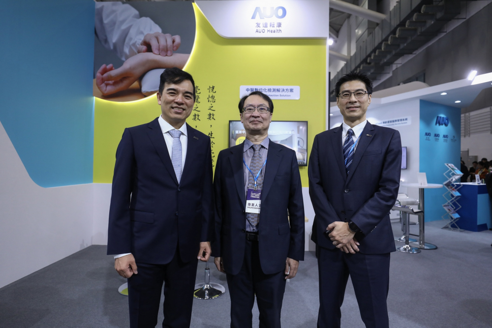 首次於醫療科技展亮相的友達耘康，捐贈數位化檢測設備與研究經費，協助衛福部國家中醫藥研究所打造中醫大數據資料庫。圖由左至右為友達光電執行長暨總經理柯富仁、衛福部國家中醫藥研究所所長蘇奕彰、友達光電智慧醫療事業群總經理廖世宏