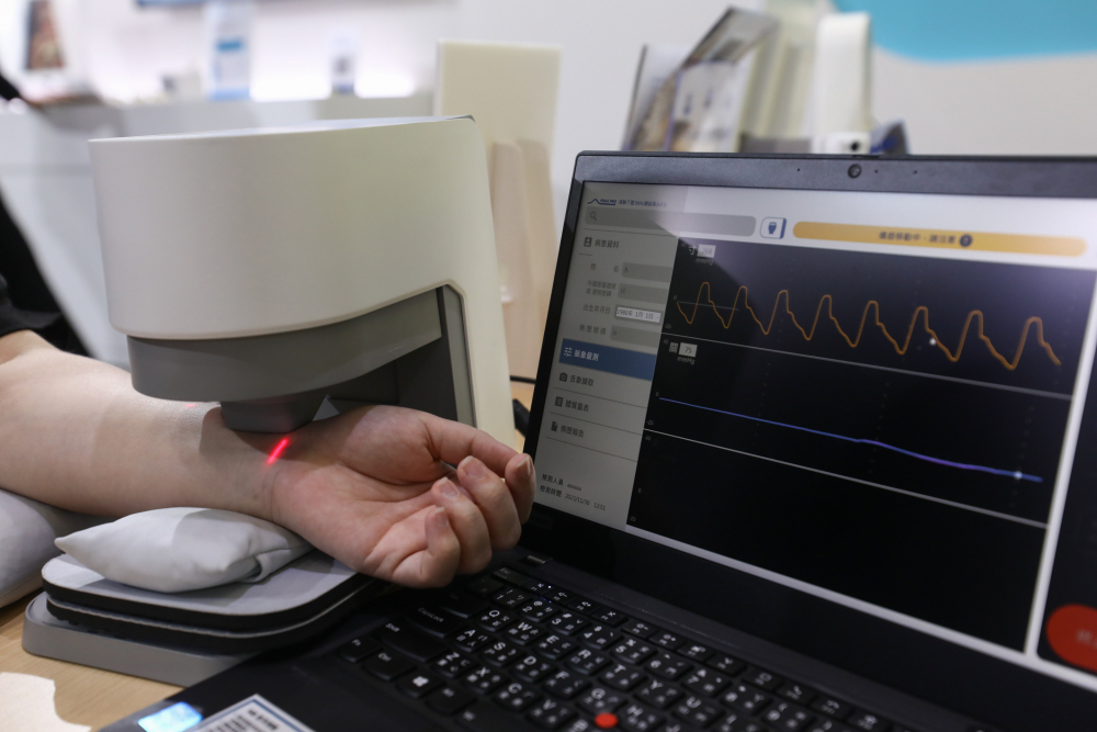 友達耘康脈象檢測系統透過電腦精準控制升降系統，還原中醫師三指把脈過程的舉、按、尋手法，將脈象感受轉化成數據，未來可結合大數據分析，實現智慧醫療及準確性
