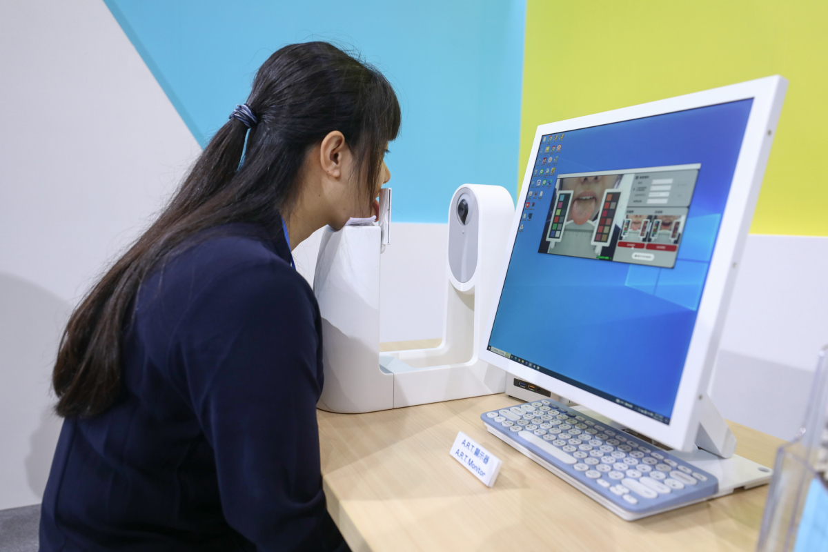 友達耘康延伸友達卓越的感測技術及色彩管理專長，研發出舌象擷取系統，可提供數據化、影像化的檢測結果，輔助醫師與專業醫事人員做為臨床研究、檢測結果評估與檢測紀錄的留存