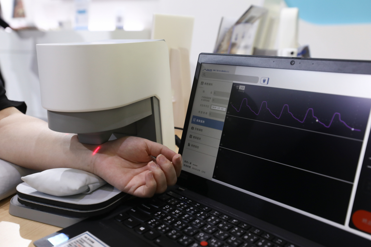 友達耘康脈象檢測系統透過電腦精準控制升降系統，還原中醫師三指把脈過程的舉、按、尋手法，將脈象感受轉化成數據，實現智慧醫療及準確性