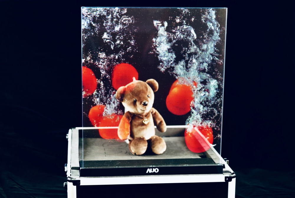 友達以次世代Micro LED顯示技術打造之透明顯示器，具備高穿透、低繞射、高亮度、可拼接之特性，可廣泛應用於智慧移動、零售、育樂和醫療等多元場域