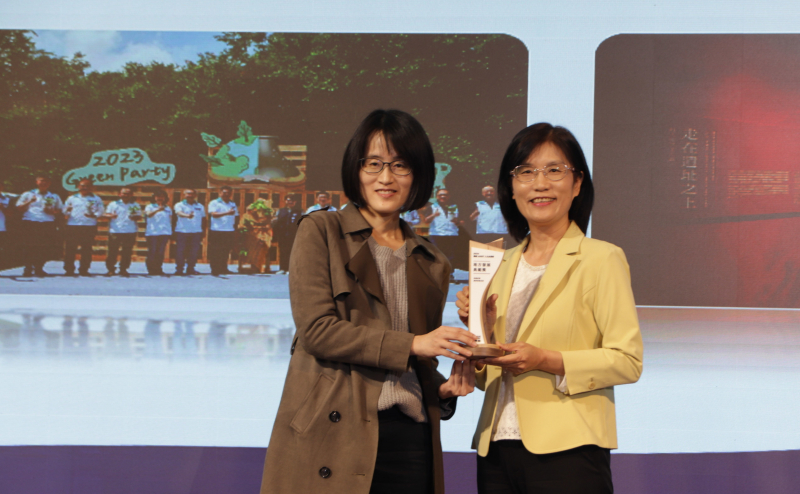 友達保存「西大墩窯遺址」且推廣在地文史教育不遺餘力，今（6）日獲頒「人文企業獎」地方發展獎之最高榮譽典範獎。由文化部陳文婷簡任視察（左）頒獎，友達永續長古秀華（右）代表受獎