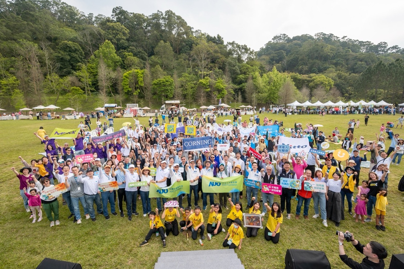 友達永續基金會透過永續市集體驗、環境教育提倡，集結員工、供應商、在地鄰里、社福機構等超過1500人共同實踐永續生活