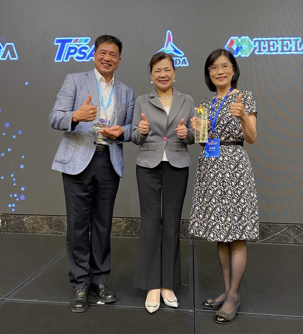友達致力推動永續發展，於Touch Taiwan2024以3R策略貫穿Display、ESG展位實現綠色展覽目標之成果，Display展位獲綠色裝潢設計鑽質獎最高榮譽，ESG同獲金質獎殊榮。由經濟部長王美花（中）親自頒予友達光電董事長彭双浪（左）、友達光電永續長古秀華（右）