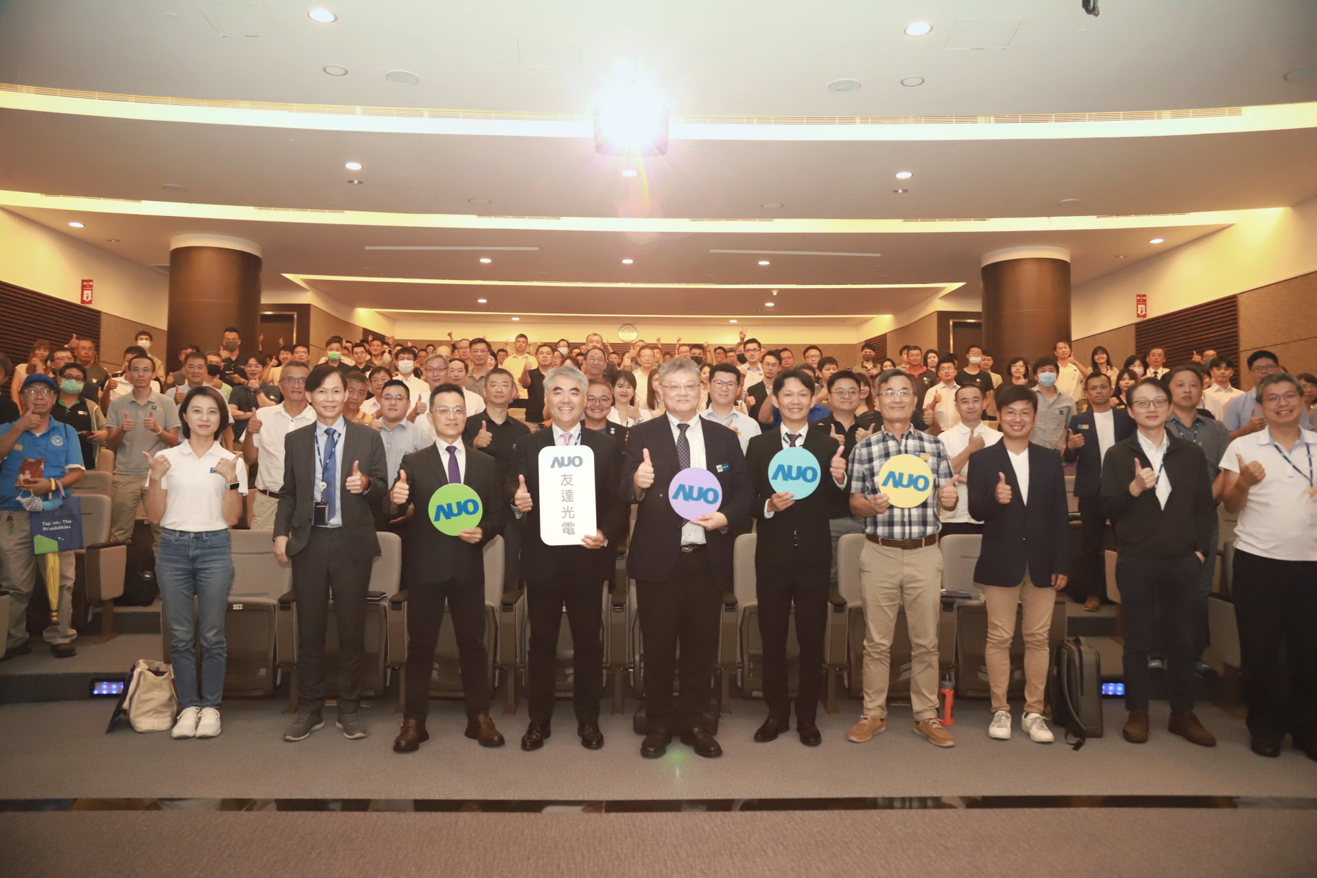 友達光電邀請領域專家共研再生能源發展、電力需求及建築物減碳等議題進行交流，盼共擘綠色永續生態圈的嶄新契機。