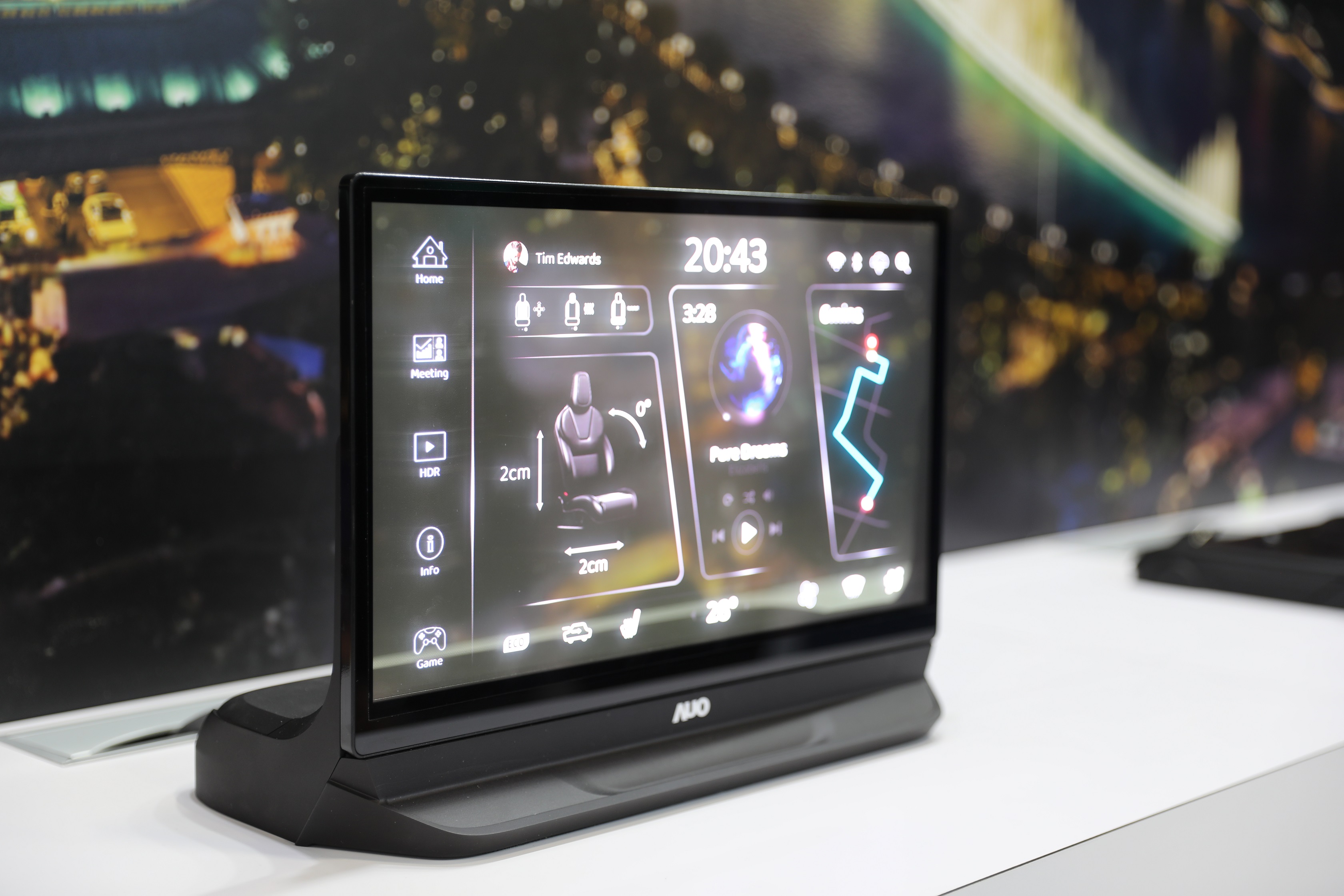 友達將Micro LED透明顯示技術整合黑切換技術的解決方案，釋放強大的技術自主開發能力，跨越室內外應用界限，開創業界第一台17.3吋快速黑切換透明觸控Micro LED顯示器