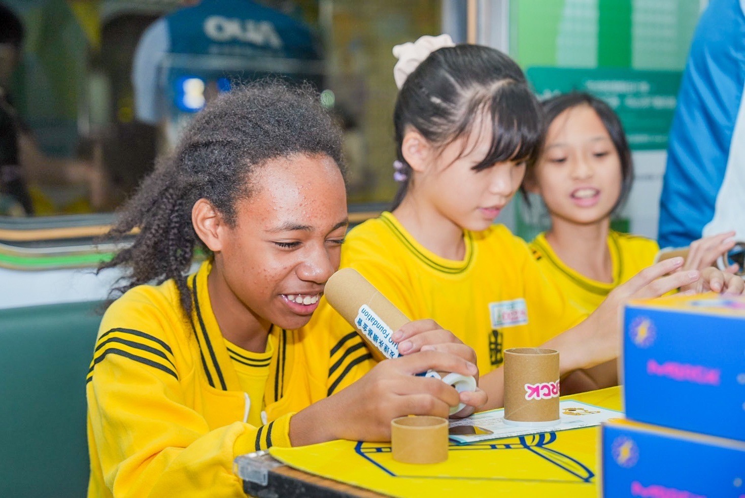 友達與默克分別回收不再使用的偏光片及液晶顯示模組，設計光電課程「玩轉光與闇」，讓學生們親手製作偏光萬花筒與簡易液晶顯示器，實踐循環再生的永續理念