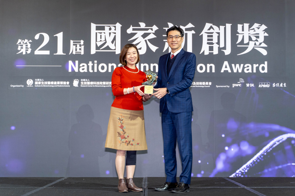 友達旗下子公司友達耘康與達擎分別以「中醫數位化檢測解決方案」及「寬視角3D醫療顯示器」獲得第二十一屆國家新創獎「智慧醫療與健康科技」類別的「企業新創獎」與「國家新創精進獎」兩項殊榮。圖左為衛生福利部政務次長林靜儀、圖右為友達光電智慧醫療事業群總經理廖世宏