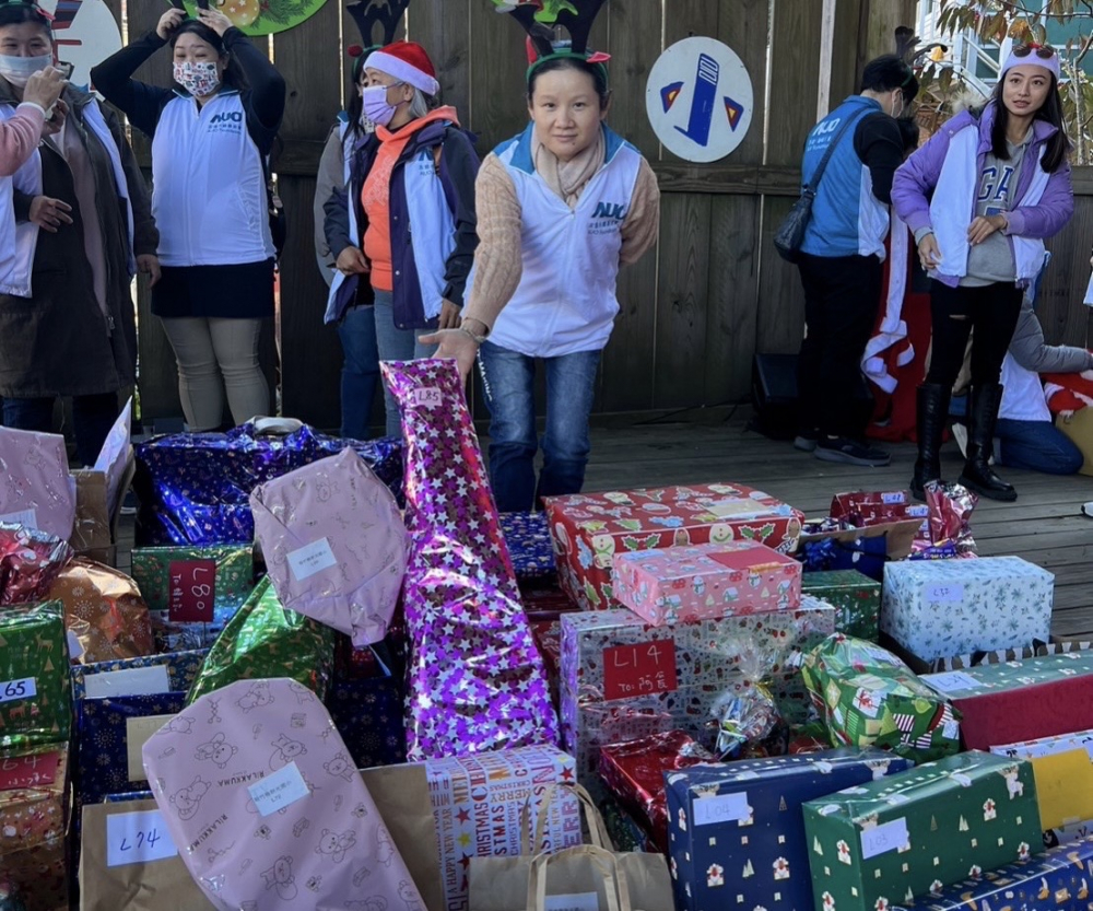 友達永續基金會「圓夢列車」年年迴響熱烈，認捐同仁精心挑選禮物、巧手包裝，整理成隊後，將祝福一一打包送出