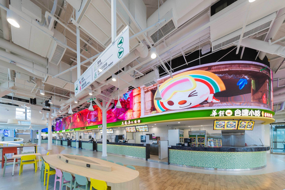 友達穩步推動雙軸轉型策略，旗下子公司達擎攜手傑可達數位與零售業者統一超商合作，為全新改裝開幕的「清水服務區」打造首創的裸視3D體驗牆