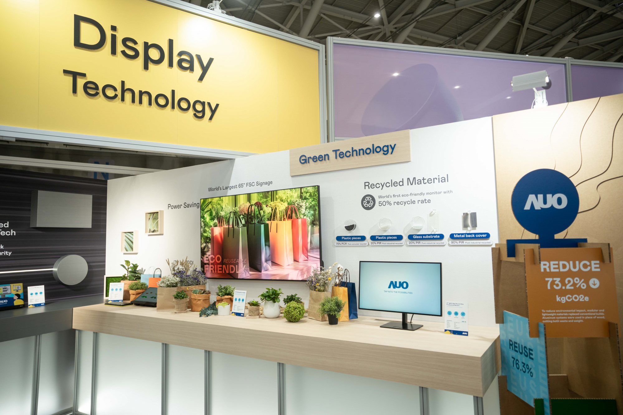 友達Touch Taiwan 2025雙展位再度獲etouch 綠色裝潢設計獎肯定；智慧顯示展位以鋁製模組系統取代傳統木作施作，並在相關裝潢物與設計使用可回收、可重複使用的材料，體現低碳與循環精神。