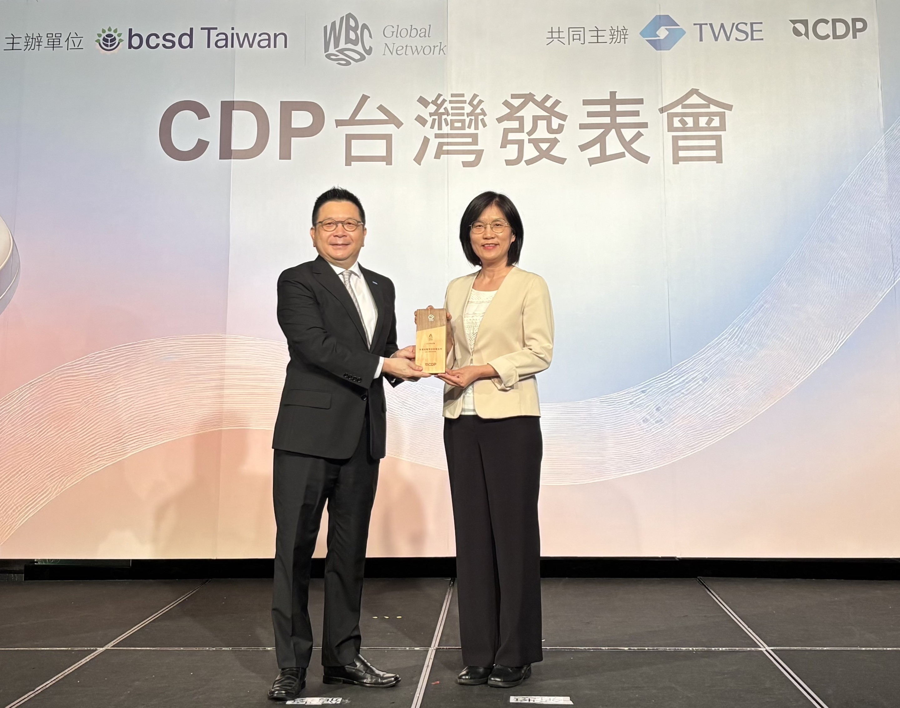 友達永續成果再獲國際評比肯定，獲頒CDP氣候與水資源雙項領導力評級。今由臺灣證券交易所董事長林修銘（左）頒獎，友達光電永續長古秀華（右）代表受獎