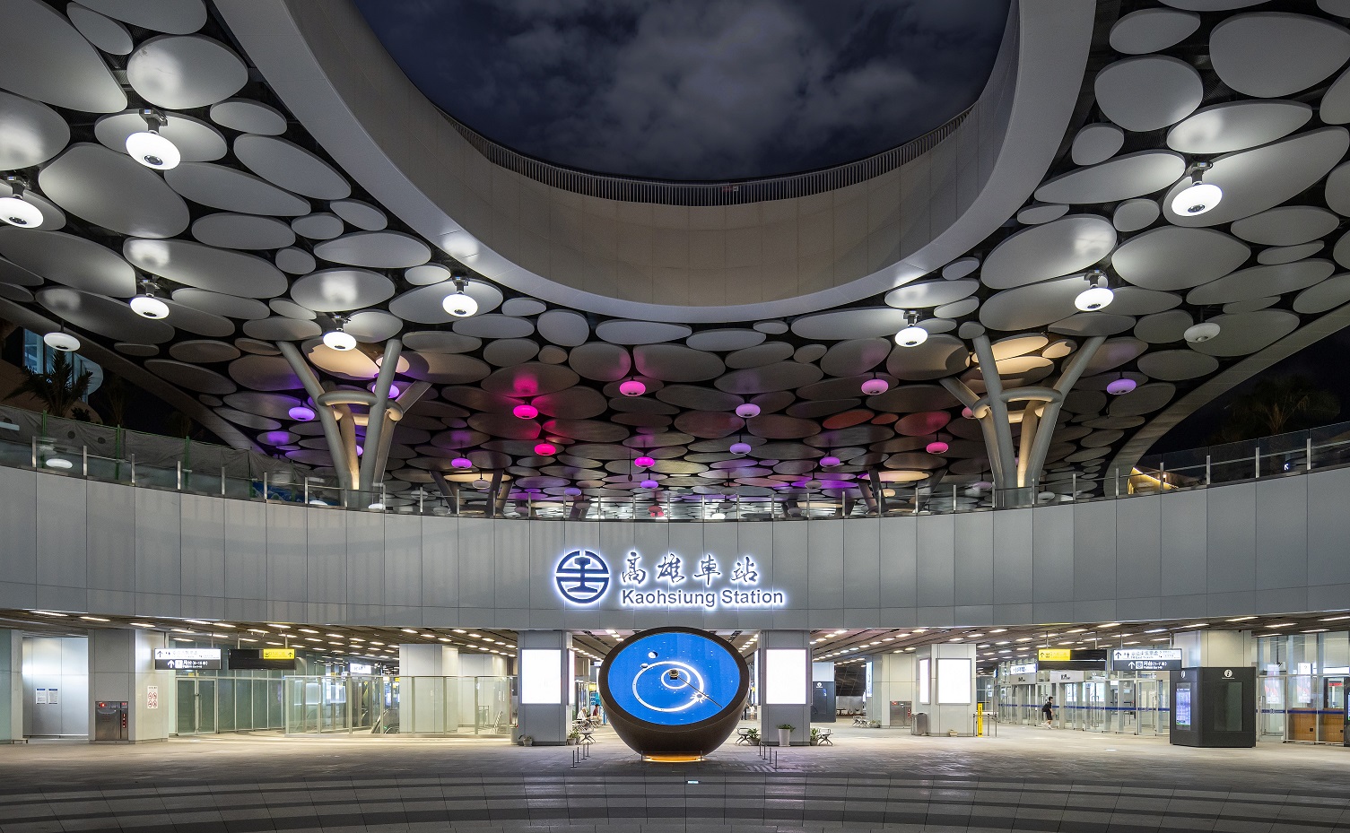 創利空間參與《高雄車站共感空間》公共藝術計畫，擔任視覺科技整合夥伴。於「看時間」天文鐘作品中提供技術指導，整合圓形LED鐘面與鐘體結構，在時間、天象星盤與空間氛圍間生動展演