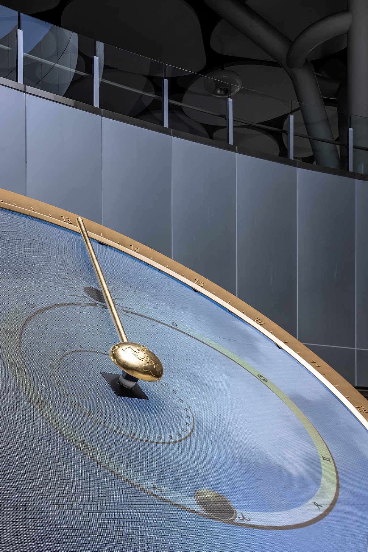 創利空間參與《高雄車站共感空間》公共藝術計畫，擔任視覺科技整合夥伴。於「看時間」天文鐘作品中提供技術指導，整合圓形LED鐘面與鐘體結構，在時間、天象星盤與空間氛圍間生動展演