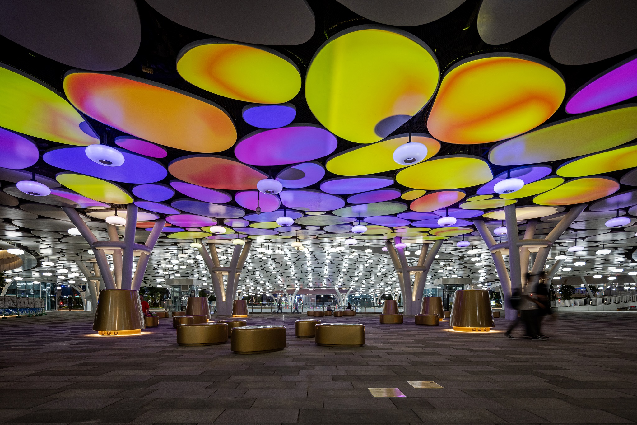 於「染色彩」作品中，創利空間協助藝術團隊將高雄車站天棚2700片鋁製雲朵染上繽紛色彩，從設備設定、光影軟體串接到現場調校，確保光線準確落在雲朵表面，展現層次與意境