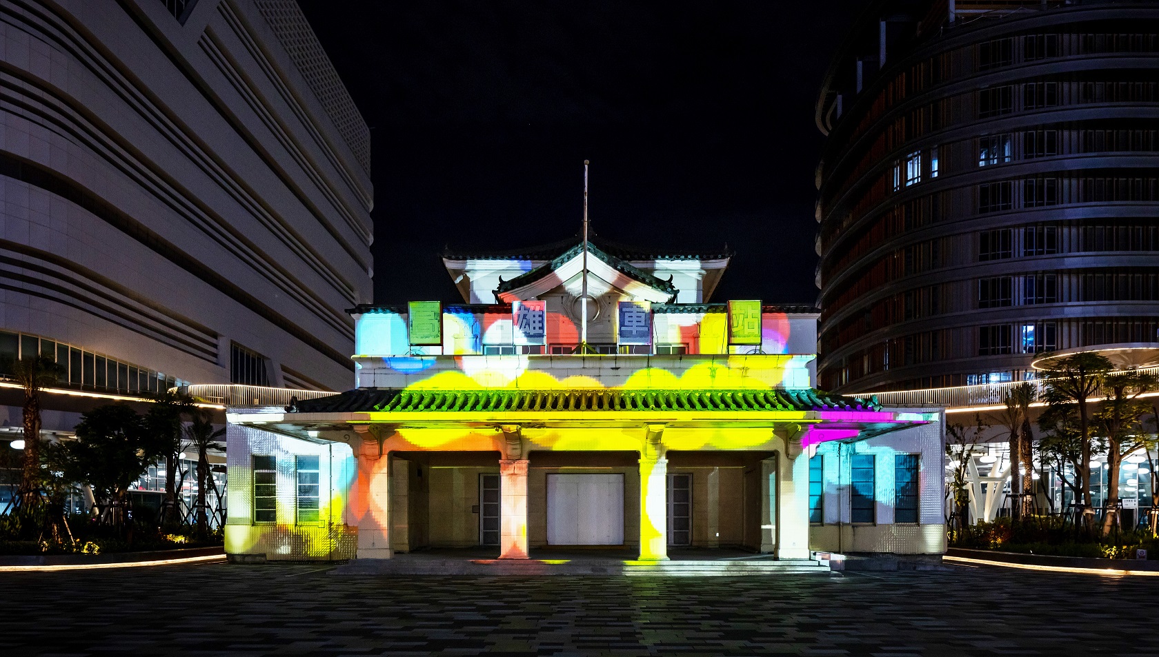 「映回憶」這項建築光雕作品展演高雄車站老站體回歸歷程，創利空間協助設計團隊精準呈現建築線條與歷史意象，並納入交通安全考量而調整光影呈現，展現整合技術與空間敏感度