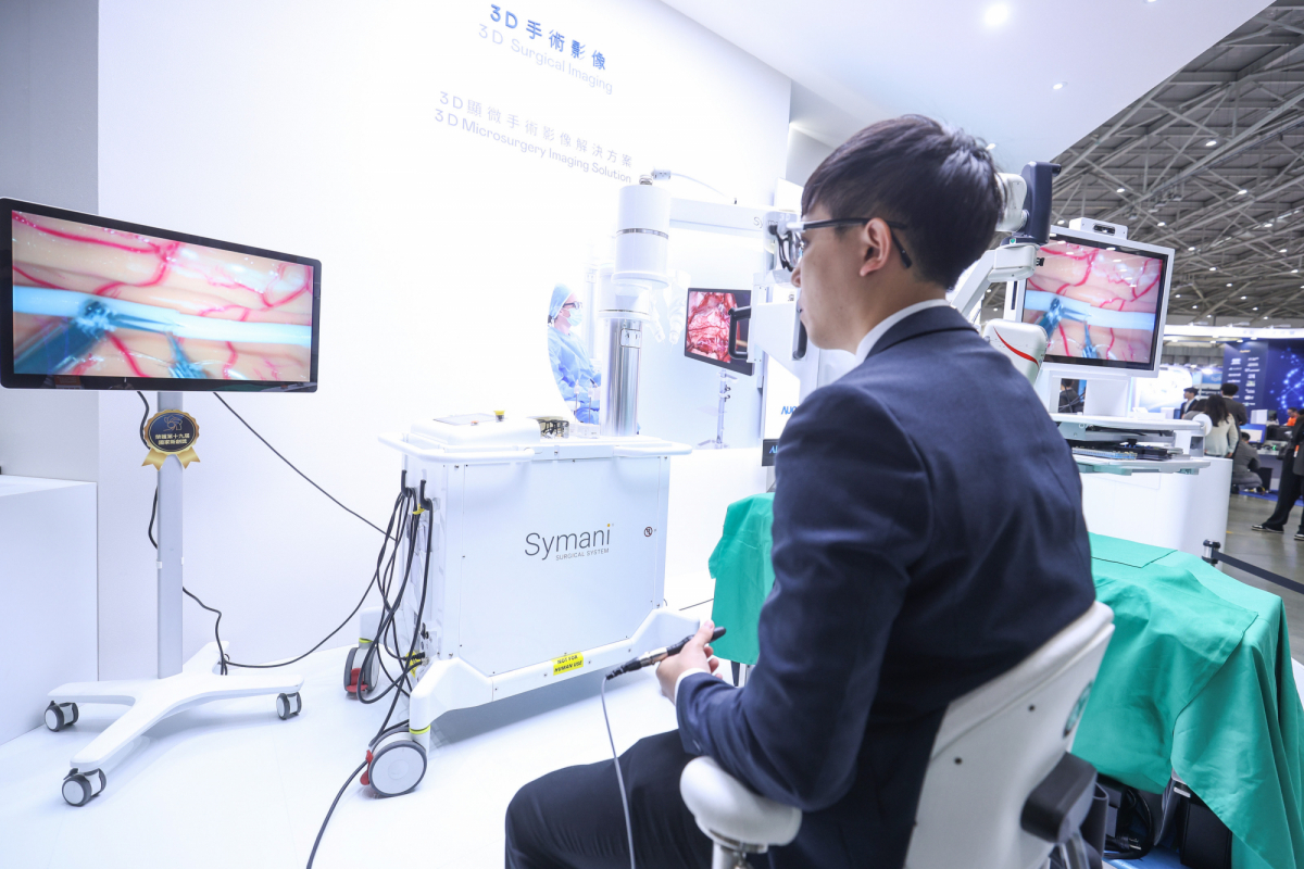 达擎推出〝3D显微手术影像解决方案〞，将3D影像技术从腹腔内视镜手术延伸至神经、血管、淋巴等高难度显微手术，提供超清晰立体视野，协助医疗团队在复杂手术中完成精准细腻操作。