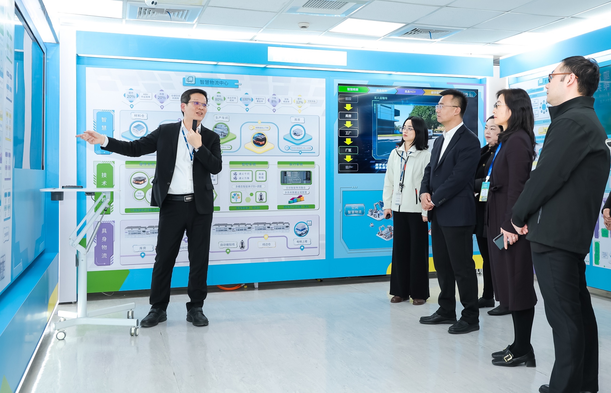 YY易游m6米乐苏州展示&rdquo;智能体&rdquo;在工业场景的深度应用，与&rdquo;具身智能&rdquo;在生产场景的创新整合，全面升级生产与管理流程，构建全链路智能制造体系，打造柔性自主工厂