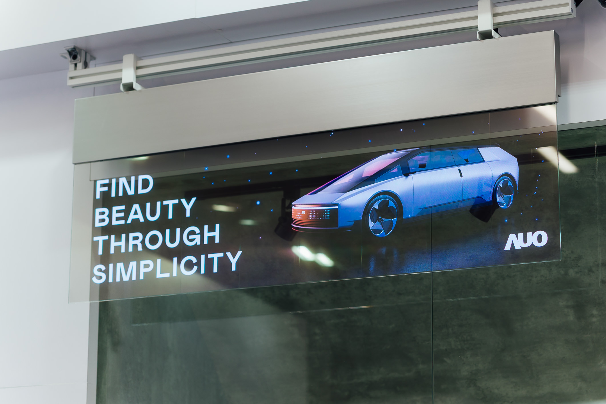 具备高亮度透明感的54吋透明Micro LED智慧广告牌，可无限拼接不同尺寸，营造出兼具科技感与美学的沉浸式氛围，适用于旗舰店、展演空间等多元场域。