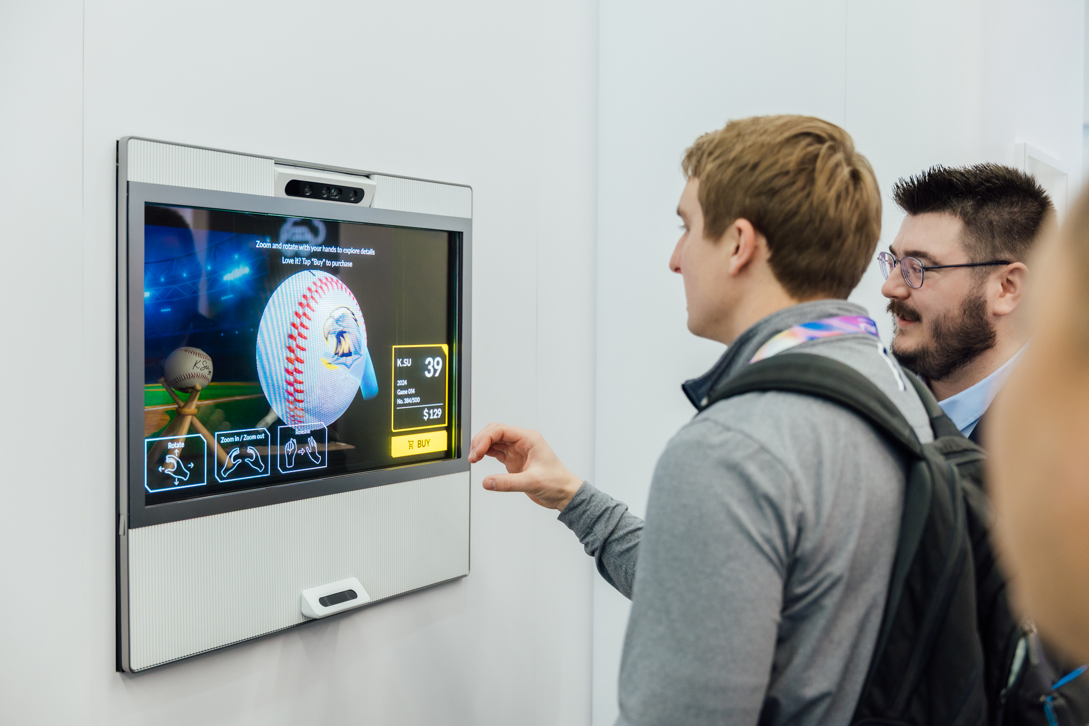 YY易游m6米乐智慧行动透过专属展间，与客户深度聚焦，密切探讨产品协作共创的机会与落地的可能性，激发人车互动的创新再进化，并结合输出国际的Micro LED前瞻技术跨界应用，揭开更多元精彩的应用情境。