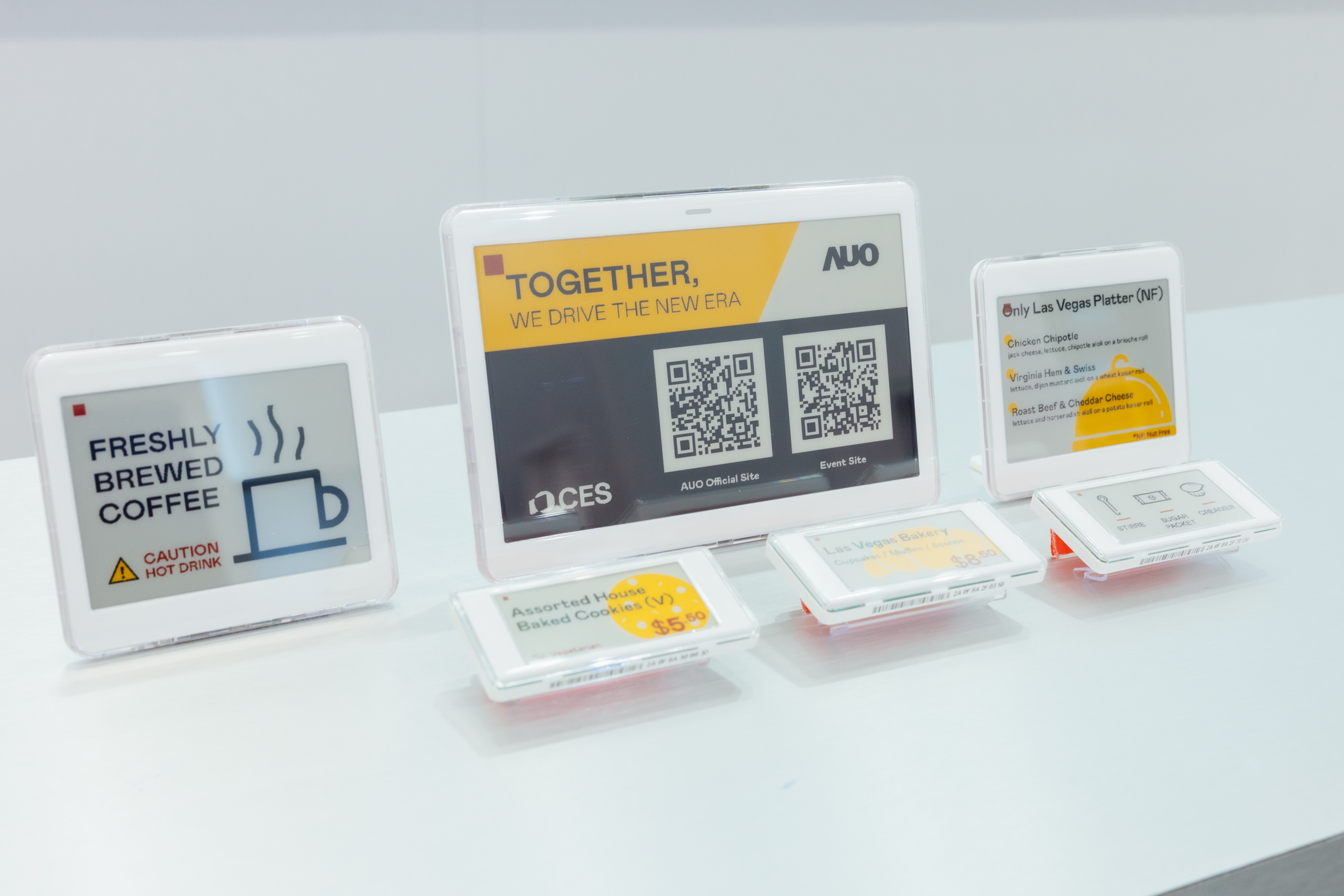 达擎开发的低功耗、全彩的aecoPost电子纸解决方案，仅在更新画面时需要微量的电力驱动，无需布建电线的便捷设计，使其可灵活应用、弹性选择置放处；可搭配aecoTag电子货架卷标解决方案，驱动商店内所有数字广告牌和电子货架卷标，以远程控制实现动态变价，提升门市人员作业效率，并以无纸化落实永续经营目标。