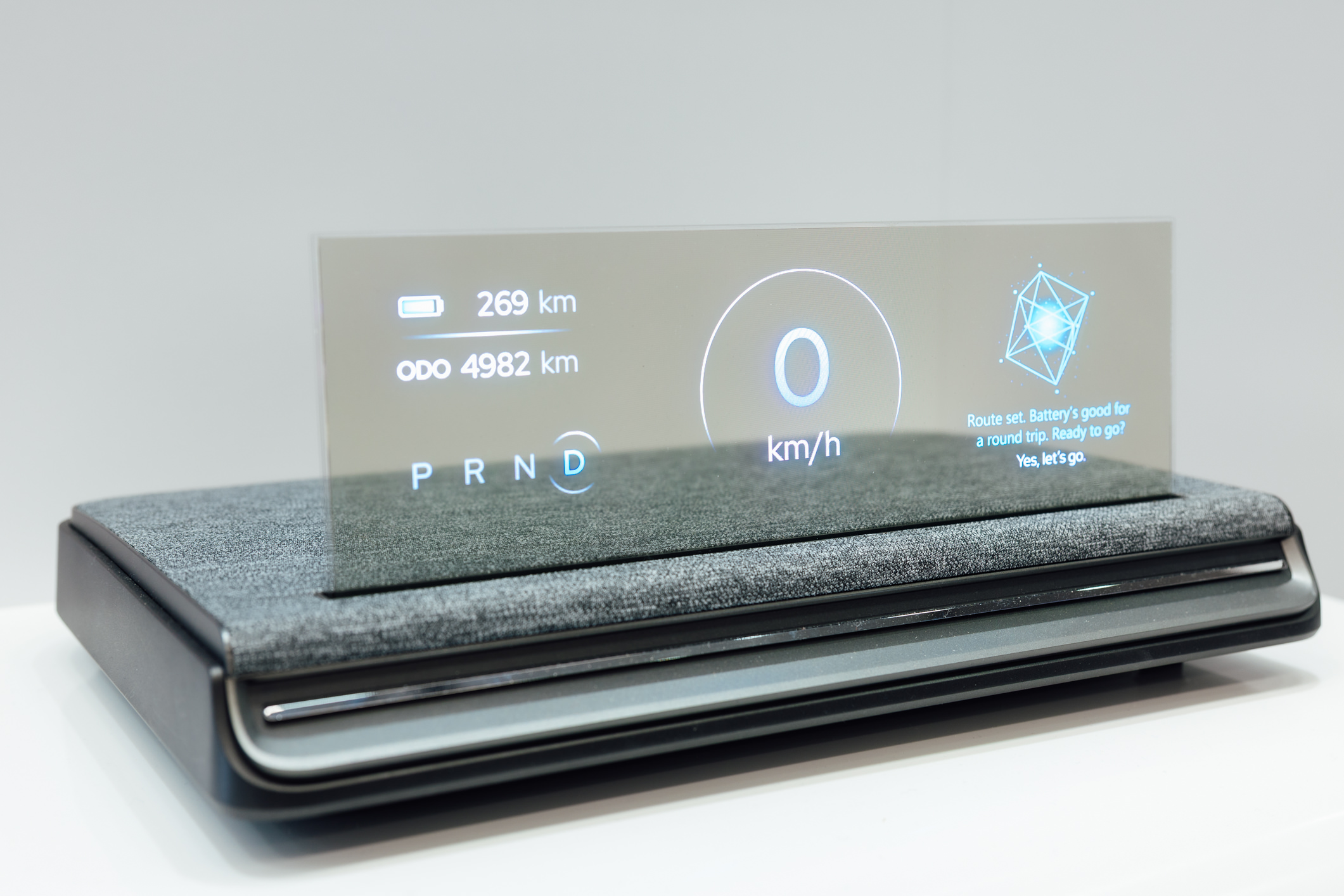 全球首款Aero Module透明Micro LED显示器模块外观轻盈通透，可与数字内容完美融合，提供动态显示、先进控制、个人化沉浸感受。