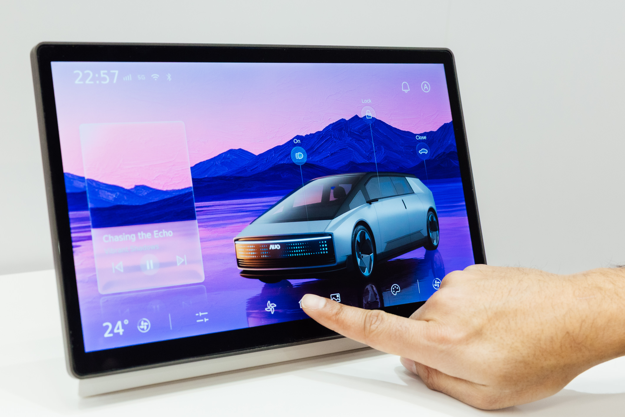 将先进抗反光技术导入于CID中控台呈现全时可视效果，并支持与座舱环境完美融合，带来清晰且不干扰的驾驶与座舱操作体验，兼容座舱质感与行车安全。