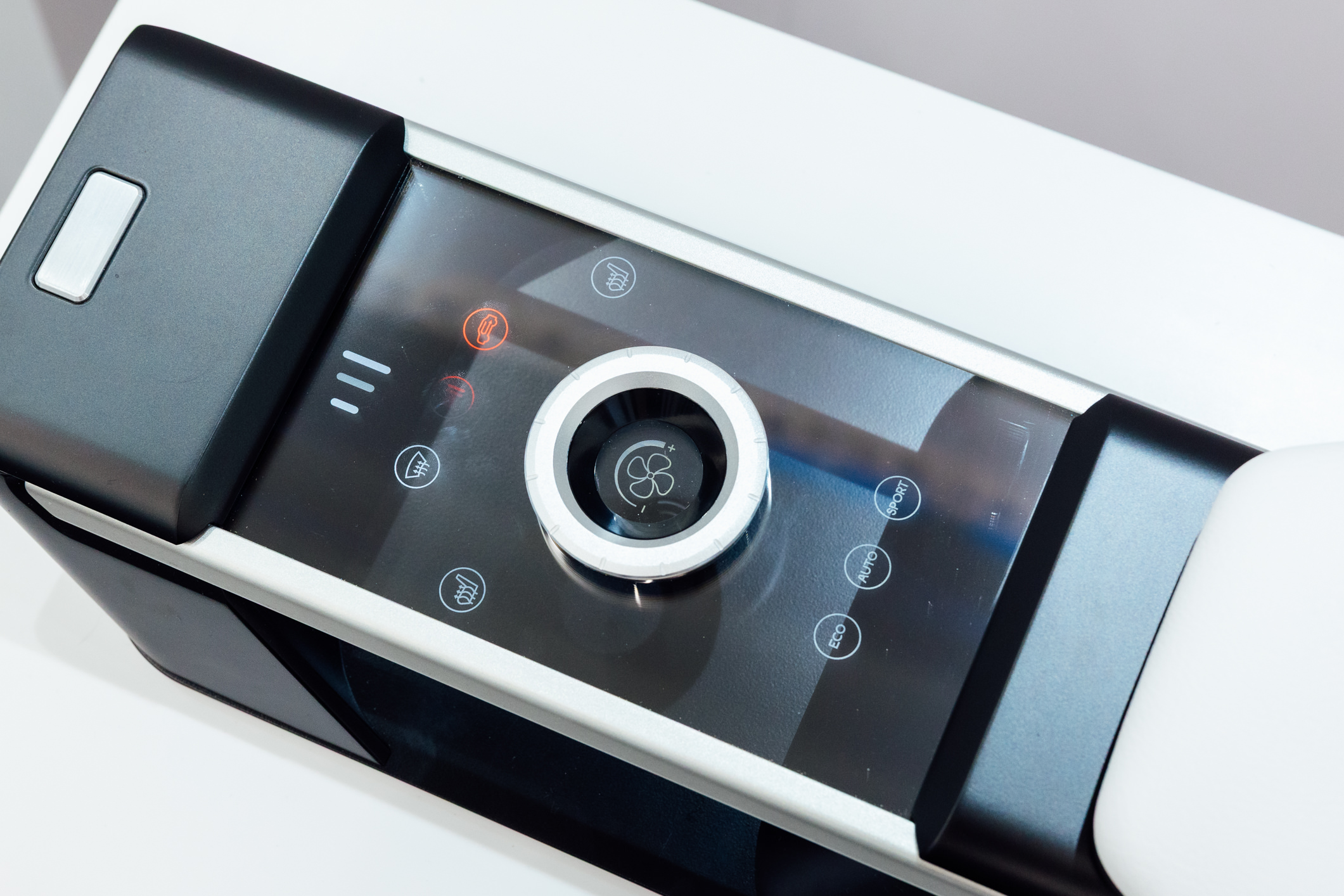 以极简设计打造的CrystalSense Console，为中央扶手区带来创新突破，将功能隐藏于简约的外观中，并采用悬浮式旋钮搭配玻璃面板与主动触觉回馈，仅在操作时才显现功能选单，提供直觉且可自定义的互动体验。